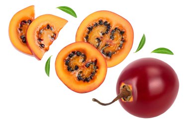 Beyaz arka planda yaprakları olan taze tamarillo meyve dilimleri. Üst Manzara. Düz yatıyordu. Ayarla ya da topla.