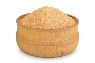 Tahta kasedeki kahverengi şeker beyaz arka planda izole edilmiş..