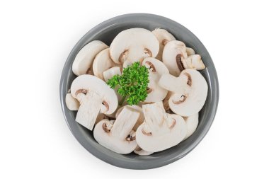 Beyaz arka planda izole edilmiş seramik kasede taze mantar şampiyonu dilimleri. Üst Manzara. Düz yatıyordu.