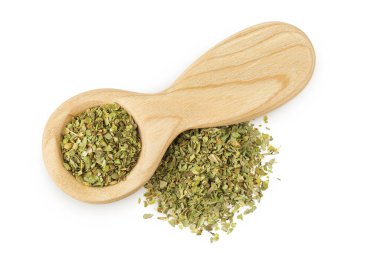 Oregano ya da marjoram beyaz arka planda izole edilmiş taze ve kuru bir kaşık bırakır. Üst Manzara. Düz yatıyordu.