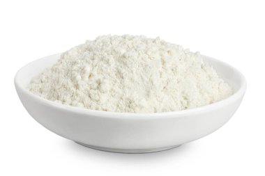 Beyaz arka planda izole edilmiş seramik kasede beyaz un.