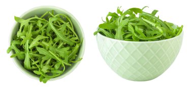 Beyaz arka planda izole edilmiş yeşil roka ya da roka yaprağı yığını. Üst manzara, düz uzanma.