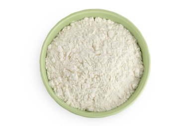 Beyaz arka planda izole edilmiş seramik kasede beyaz un. Üst Manzara. Düz yatıyordu