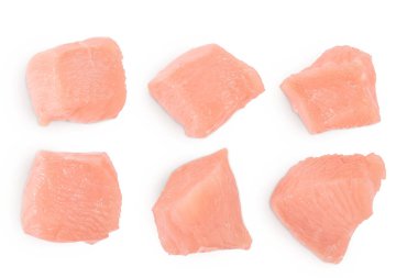 Beyaz arka planda soyulmuş çiğ tavuk filetosu. Üst Manzara. Düz yatıyordu.