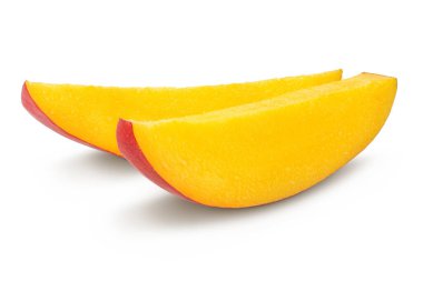 Beyaz zemin üzerinde tam derinlikte mango dilimleri izole edilmiştir..