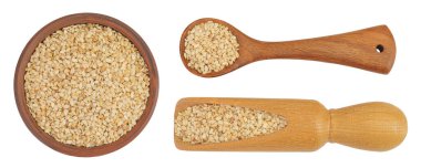 Beyaz arka planda izole edilmiş seramik kasede susam tohumları. Üst Manzara. Düz yatıyordu.