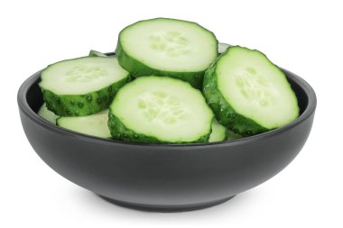 Seramik kasede dilimlenmiş salatalık beyaz arka planda tam derinlikte izole edilmiş..