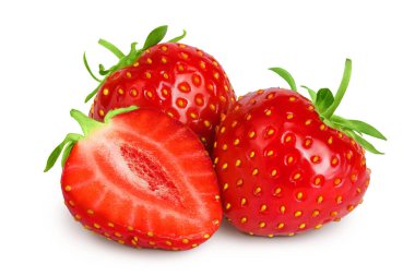 Çilek, beyaz arka planda yarı izole. Arazi derinliğinde taze meyve..