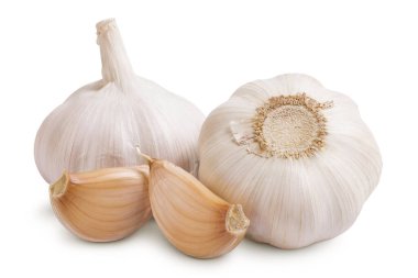 Soyulmamış sarımsak ve karanfil beyaz arka planda izole edilmiş. Yakın plan..