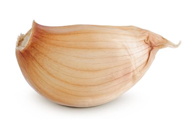 Soyulmamış sarımsak karanfili beyaz arka planda izole edilmiş. Yakın plan..
