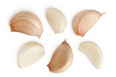 Beyaz arka planda izole edilmiş sarımsak karanfilleri. Üst Manzara. Düz yatıyordu