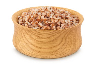 Beyaz arka planda izole edilmiş ahşap bir kasede kaynamış karabuğday..