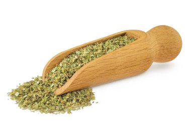 Oregano ya da marjoram beyaz arka planda izole edilmiş taze ve kuru ahşap kepçe yapraklar bırakır..