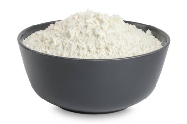 Beyaz arka planda izole edilmiş seramik kasede beyaz un.