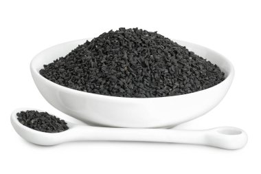 Beyaz arka planda izole edilmiş seramik kasede Nigella sativa veya siyah kimyon.