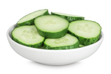 Seramik kasede dilimlenmiş salatalık beyaz arka planda tam derinlikte izole edilmiş..