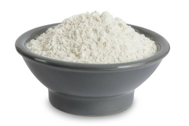 Beyaz arka planda izole edilmiş seramik kasede beyaz un.