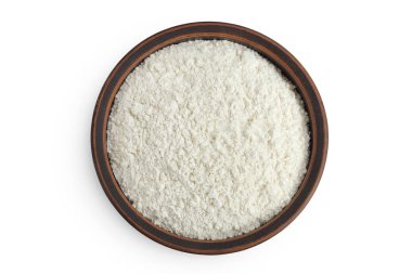 Beyaz arka planda izole edilmiş seramik kasede beyaz un. Üst Manzara. Düz yatıyordu