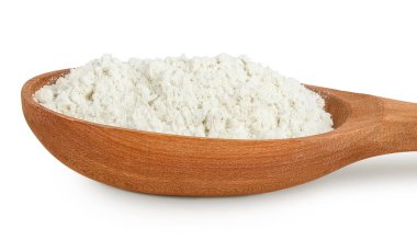Beyaz arka planda izole edilmiş tahta kaşıkta beyaz un..