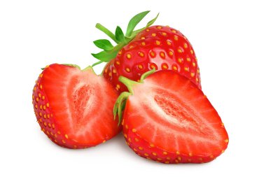 Çilek, beyaz arka planda yarı izole. Arazi derinliğinde taze meyve..