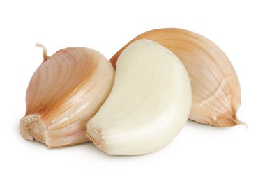 Beyaz arka planda izole edilmiş sarımsak karanfilleri. Üst Manzara. Düz yatıyordu