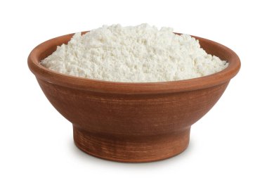 Beyaz arka planda izole edilmiş seramik kasede beyaz un.