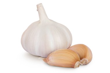 Soyulmamış sarımsak beyaz arka planda izole edilmiş. Yakın plan..