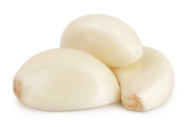 Beyaz arka planda izole sarımsak karanfilleri yakın plan.