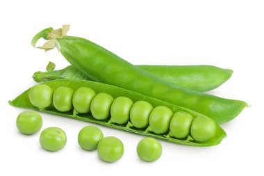 Taze yeşil bezelye kabuğu beyaz arka planda izole edilmiş fasulyeler..