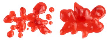 Kırmızı çilek şurubu beyaz arka planda izole edilmiş, geniş bir alana yayılmış, Üst Manzara. Düz yatıyordu,