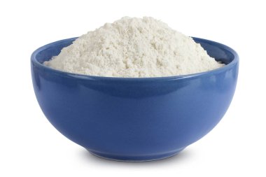 Beyaz arka planda izole edilmiş seramik kasede beyaz un.