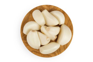 Beyaz arka planda izole edilmiş seramik kasede sarımsak karanfilleri. Üst Manzara. Düz yatıyordu..