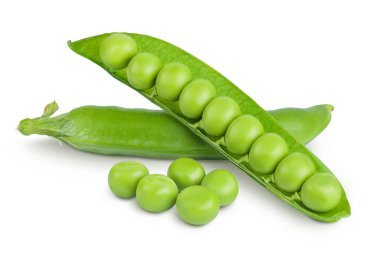 Taze yeşil bezelye kabuğu beyaz arka planda izole edilmiş fasulyeler..