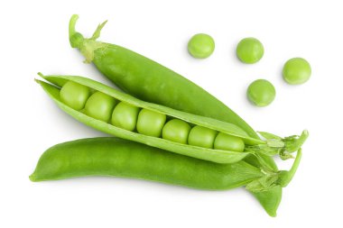 Taze yeşil bezelye kabuğu ve beyaz arka planda izole fasulye. Üst Manzara. Düz yatıyordu.