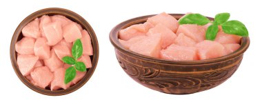 Beyaz arka planda izole edilmiş seramik kasede çiğ tavuk filetosu. Üst Manzara. Düz yatıyordu.