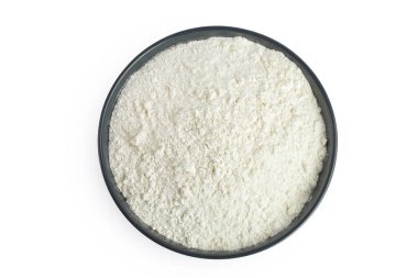 Beyaz arka planda izole edilmiş seramik kasede beyaz un. Üst Manzara. Düz yatıyordu