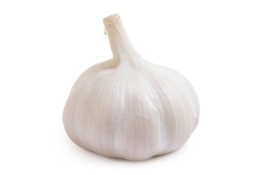 Soyulmamış sarımsak beyaz arka planda izole edilmiş. Yakın plan..