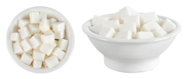 Beyaz arka planda izole edilmiş seramik kasede küp şekerler. Üst Manzara. Düz yatıyordu.