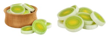 Tahta kasede dilimlenmiş sebze, beyaz arka planda izole edilmiş, geniş bir alana yayılmış..