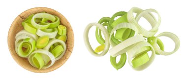 Beyaz arka planda izole edilmiş tahta kasede kesilmiş pırasa sebzesi. Üst Manzara. Düz yatıyordu.