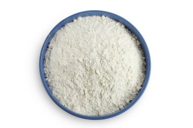 Beyaz arka planda izole edilmiş seramik kasede beyaz un. Üst Manzara. Düz yatıyordu