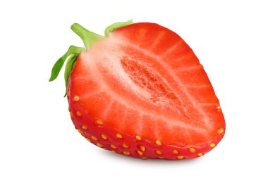 Çilek, beyaz arka planda yarı izole. Arazi derinliğinde taze meyve..