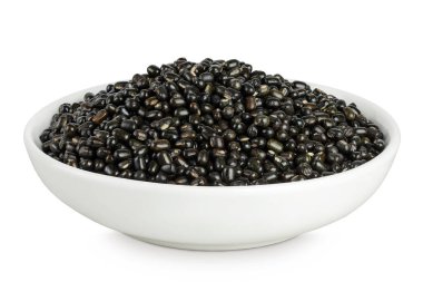Siyah fasulye veya Urad dal, siyah gram, beyaz arka planda izole edilmiş seramik kasede vigna mungo..
