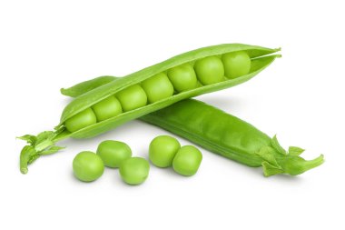 Taze yeşil bezelye kabuğu beyaz arka planda izole edilmiş fasulyeler..