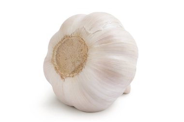 Soyulmamış sarımsak beyaz arka planda izole edilmiş. Yakın plan..