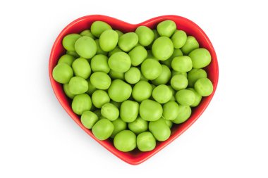 Beyaz arka planda izole edilmiş seramik kasedeki taze bezelyeler. Üst Manzara. Düz yatıyordu.