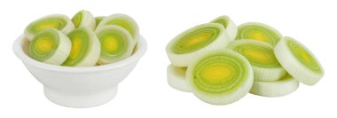 Seramik kasede dilimlenmiş sebze. Beyaz arka planda tam derinlikte izole edilmiş..