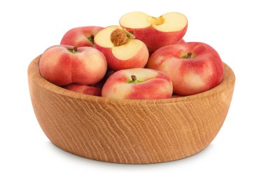 Beyaz arka planda izole edilmiş ahşap kasede Çin usulü şeftali..