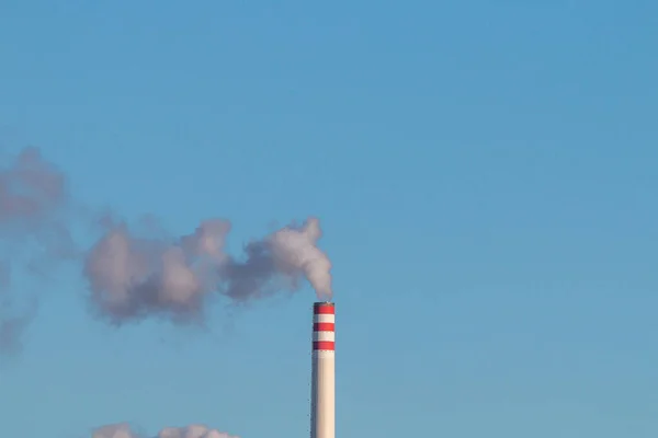 Rokende Schoorsteen Tegen Een Blauwe Lucht — Stockfoto