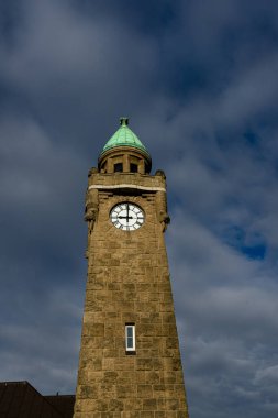 Köprüler iniyor, saat kulesi Hamburg bulutlu hava